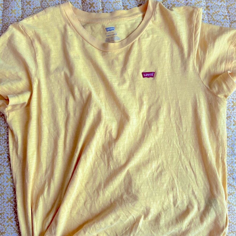 Levi’s plain yellow t shirt size large